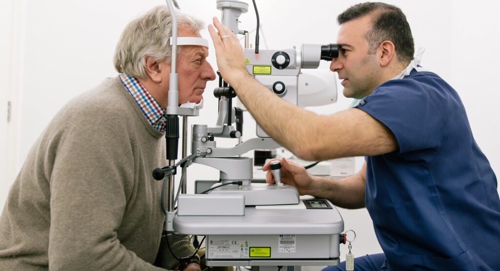 Advantages and disadvantages of choosing a cataract surgeon online